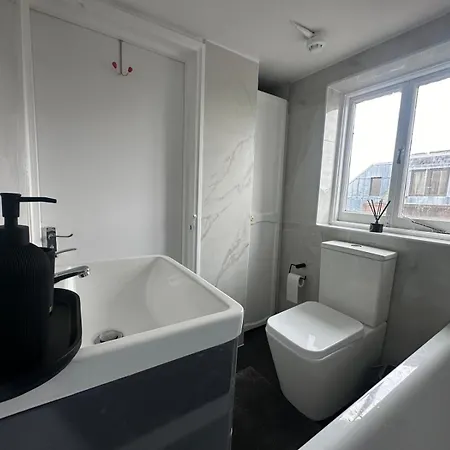 New One Bedroom Apartment In Chiswick London Exterior photo